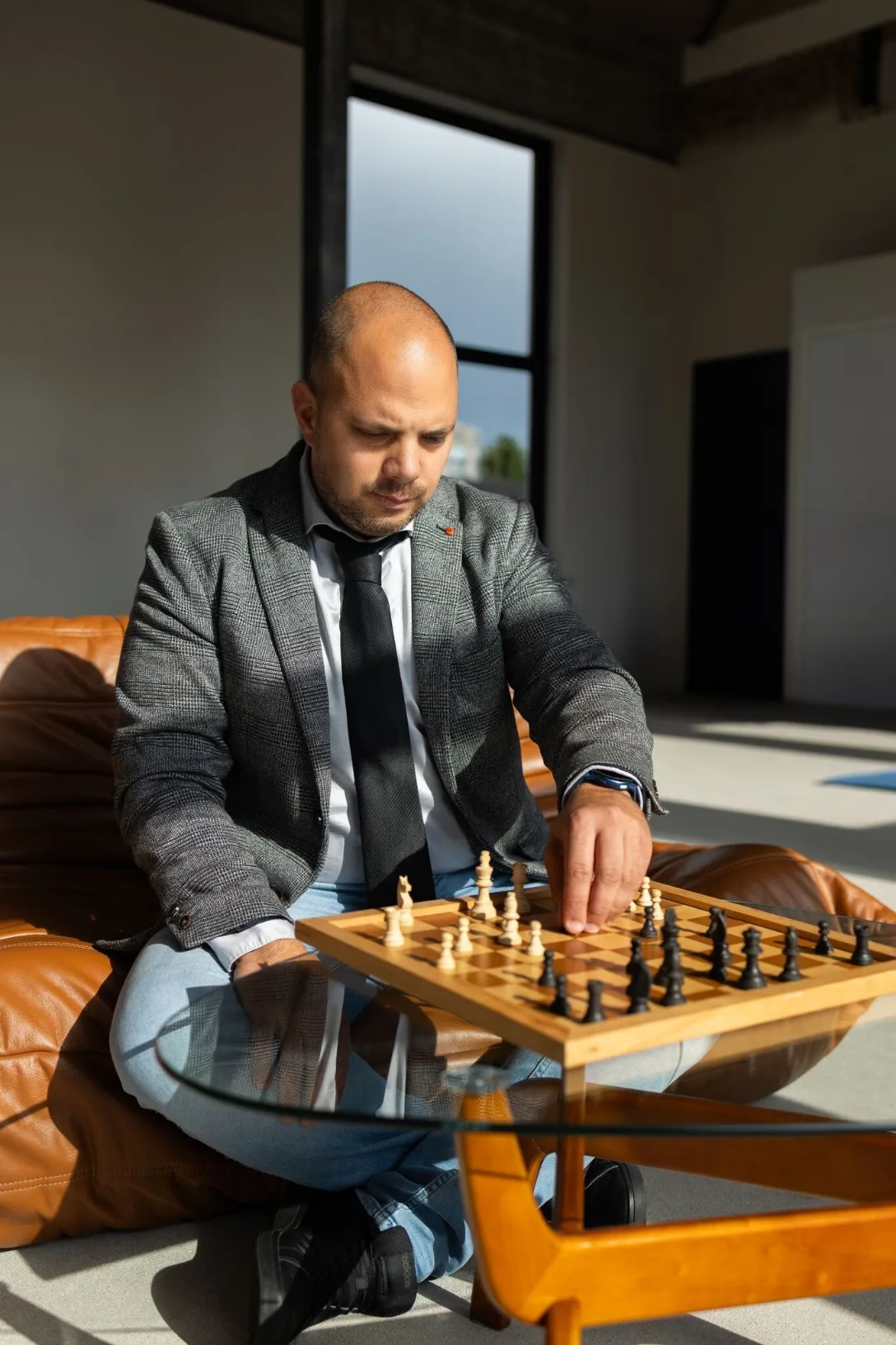 Alex van Heeswijk aan het schaakbord, strategie is alles